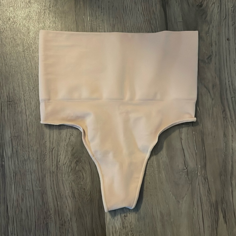 Skims NWOT core control thong L/XL